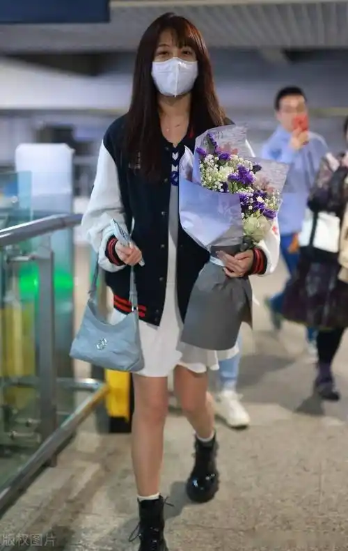 李艺彤现身上海机场棒球服内搭短裙元气满满