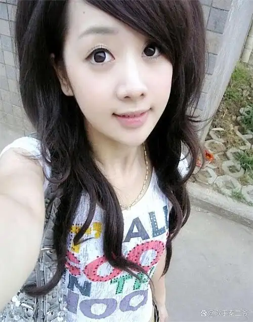 十年前火爆网络的程琳,被骂退圈嫁给普通人,如今重回"视线"