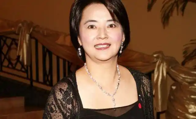 61岁胡慧中近照:面容憔悴上街买菜,已不再是记忆里的"霸王花"