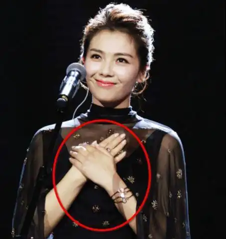 刘涛正在念稿子,礼服的肩带滑落,她迅速抱住胸口
