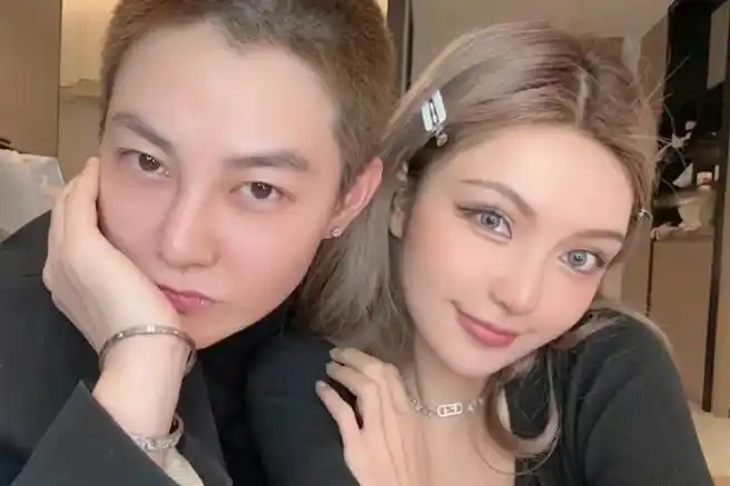 周扬青公开13年前旧照#近日,周扬青在个人社交平台分享了两张与好蜒