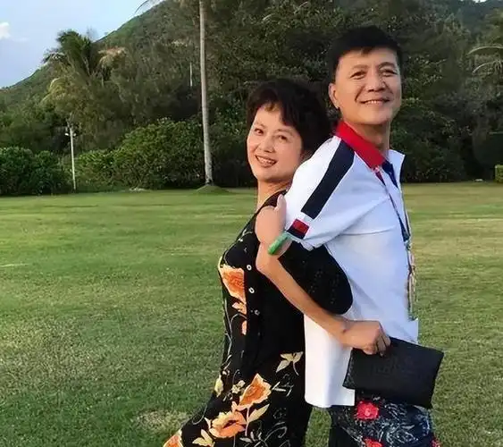 演员奚望在继父刘之冰支持下离婚带着女儿的她现在怎样了