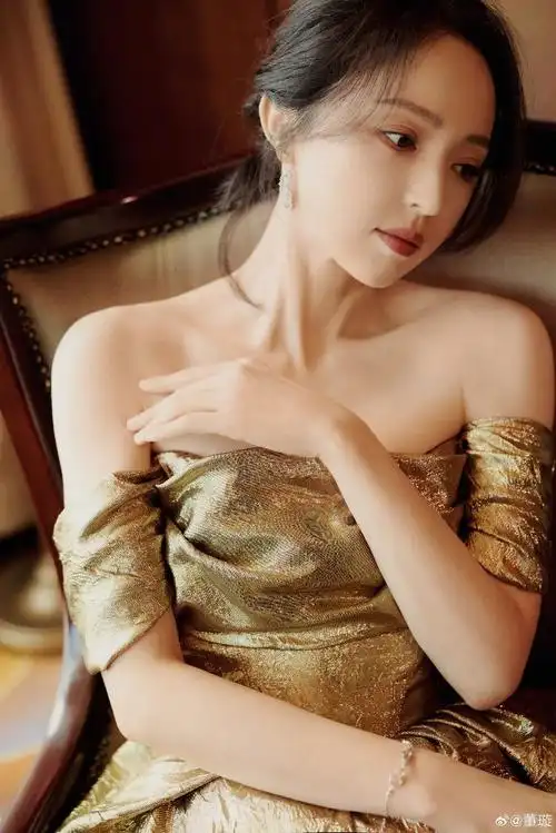 董璇金色抹胸裙复古高贵 朦胧美丽又优雅