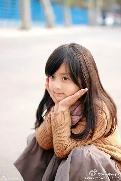 近日,一位5岁小萝莉走红微博,稚嫩的脸庞,清澈的大眼睛,灿烂暖人的