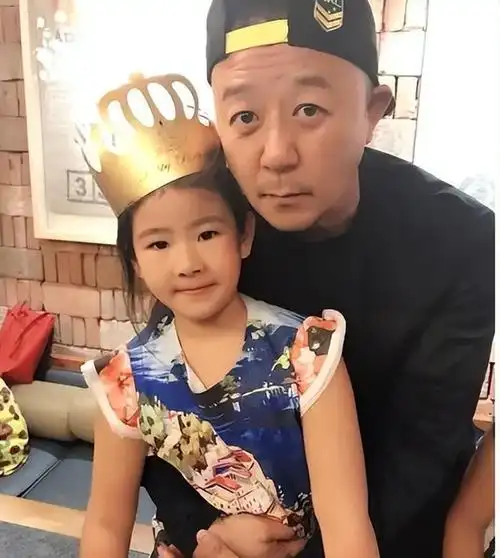 演员郭涛:娶重庆美女李燃,婚后儿女双全,如今生活幸福美满