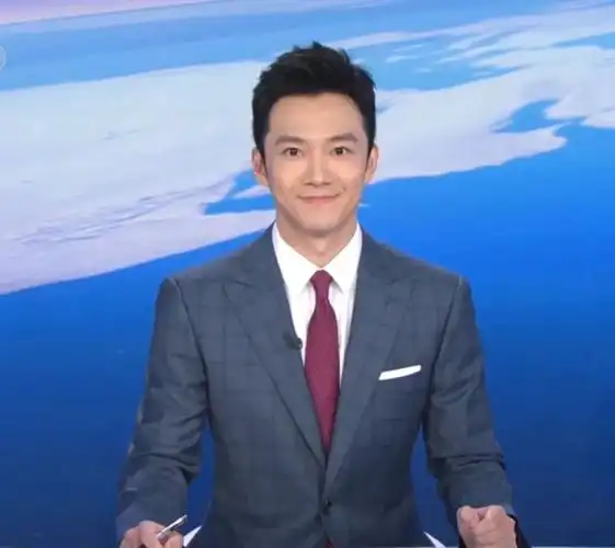 原创央视春晚主播添新面孔帅气男主持张韬搭档李思思颜值迷倒观众