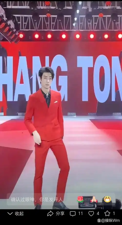 台步精准有力,节奏感十足,完全不输专业模 张亮儿子张亮 走秀模特张亮