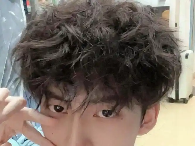 男生想要氛围感就一定要尝试「莱斯利卷发」好看好打理,快冲~@汉卿