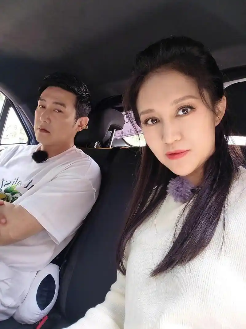 鲍蕾陆毅最新合照,两个人好调皮的对镜头做鬼脸,真夫妻的氛围才是最好