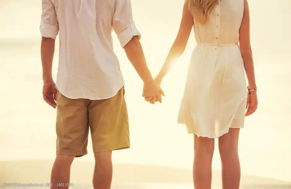 牵手情侣背影图片