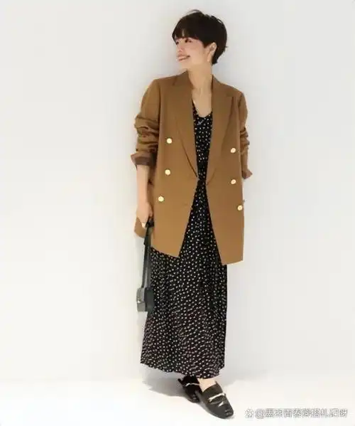 组合既可以勾勒出优雅的线条,又能够体现造型的流动感,想要把这组搭配