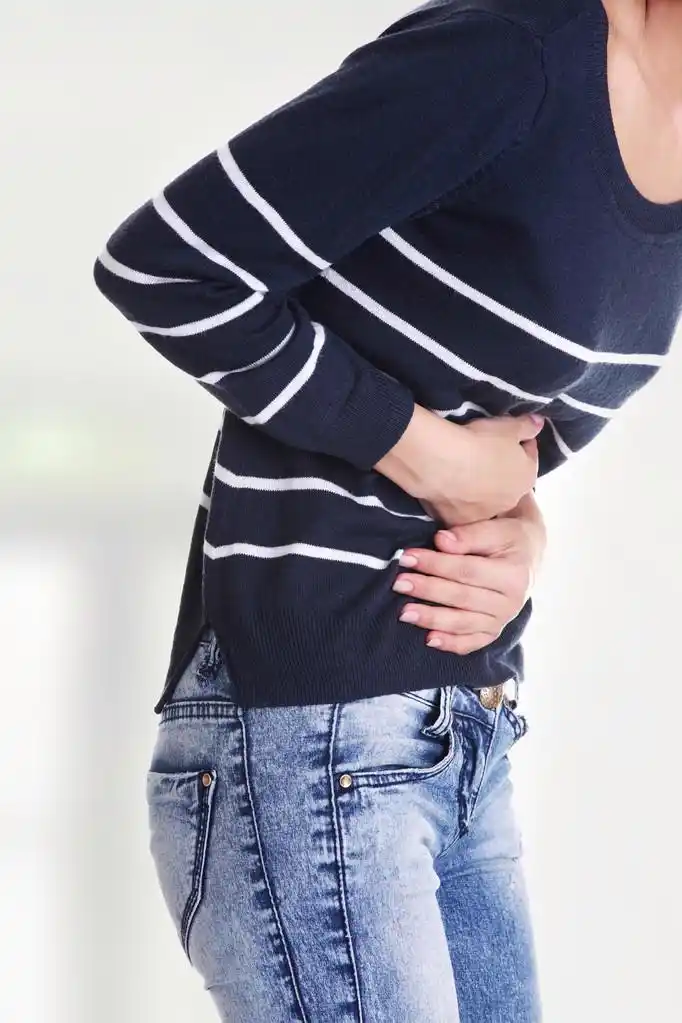 女人胀肚子痛,胀肚子疼痛, 孤立在白色背景上的女人