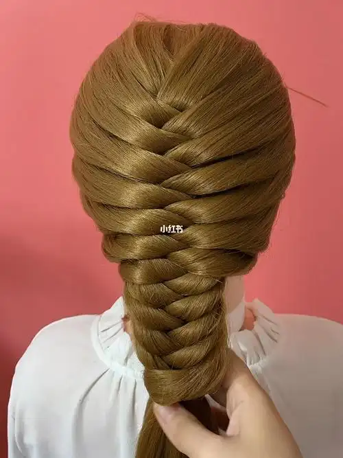 以简单的方法教你满头鱼骨辫