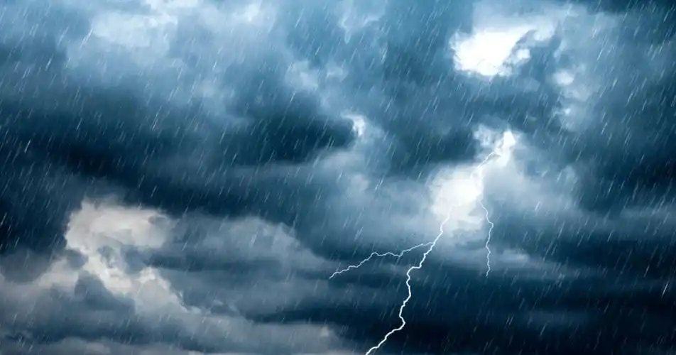 "急急报雨情,突然而至的暴雨掀起了全民"狂欢",瓢泼大雨劈头盖脸砸来