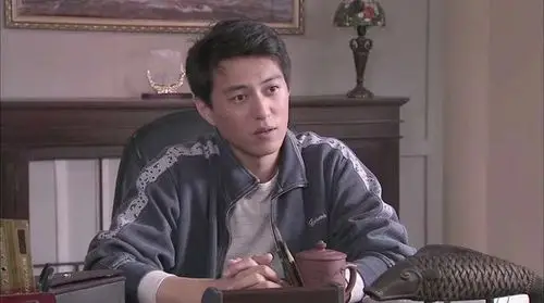 老剧新放《青春不言败》重播,靳东饰刘华盛上演打工仔逆袭大剧_电视猫