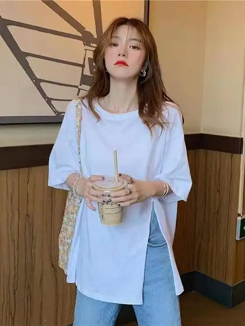 t恤,遮肉显瘦效果更好一些,而平胸和骨架小的女生建议选择修身版的t恤