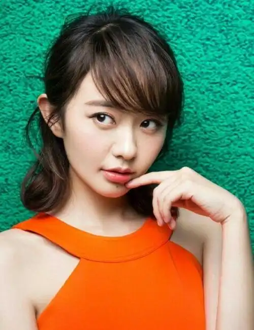 孙耀琦早期出席活动,黄色的长款卫衣下半身玩消失,原宿风气息!