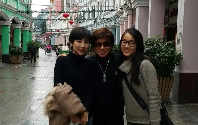 功夫巨星梁小龙: 70岁容颜苍老, 妻子年轻漂亮, 女儿比父亲还牛