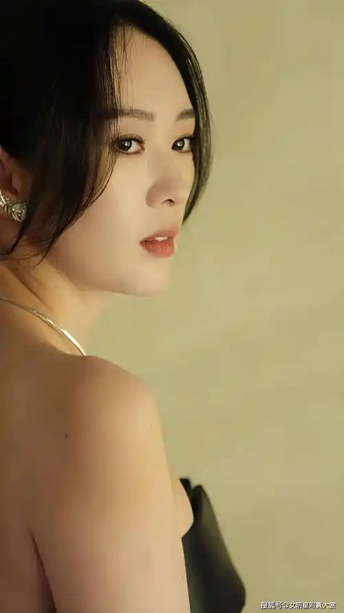 【童瑶性感写真美图】黑色皮革裙,先锋前卫,elle风尚大典_电视剧_角色