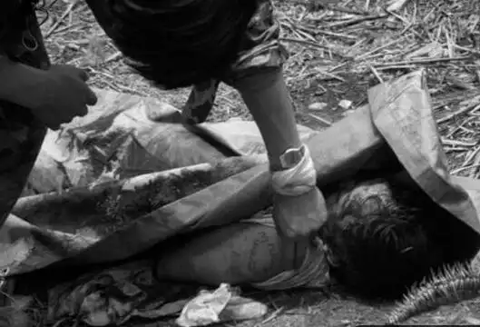 直击老山战役解放军战士保护着女护士士兵身上六字让人感慨