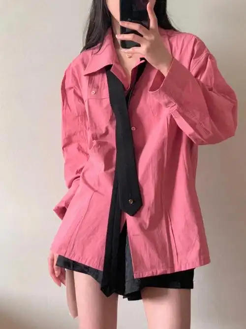 枚粉色领带衬衫又甜又酷