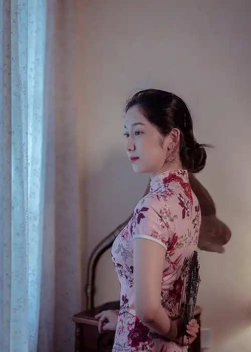 室内人像旗袍少女