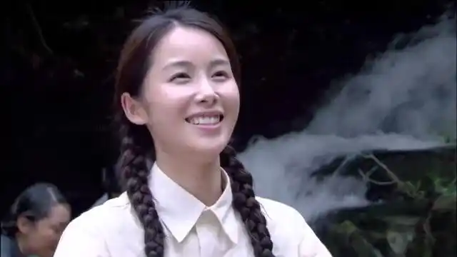 铁血红安曹丽君笑起来就是仙女这也太好看了吧怪不得兄弟俩都迷上她