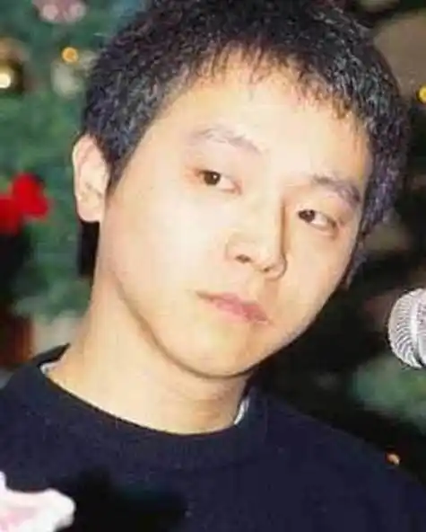 王菲前夫被指长相奇葩,可年轻时却帅气逼人,曾怒烧卓伟的车_窦唯_黑豹