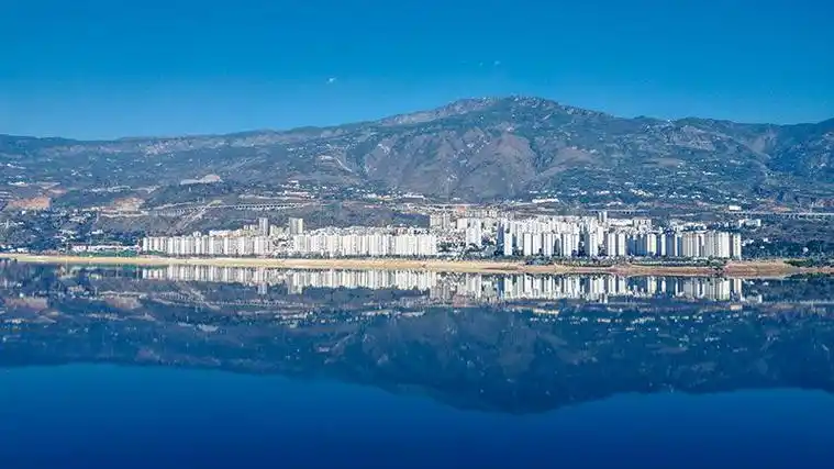 云南巧家湖滨之城皆是春