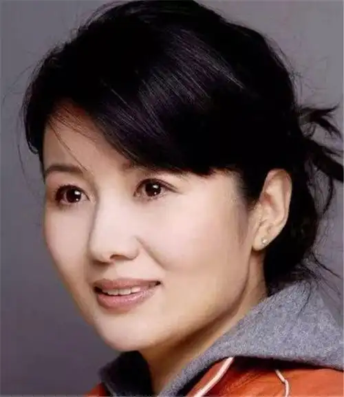 但是这名演员的外貌我们还是很熟悉的,郑卫莉出演过很多电视剧,虽然