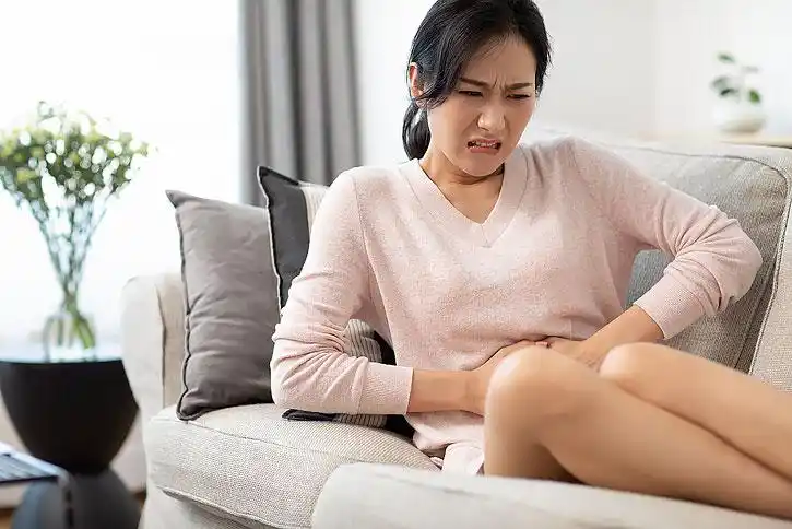 年轻女士肚子疼