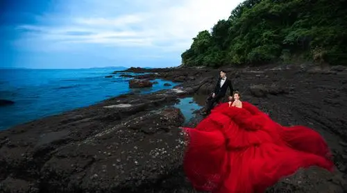 大气优雅海边礁石婚纱照
