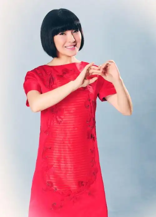 老牌歌手陈红变整容脸,脸肿嘟唇认不出,曾经瘫痪现在能跳女团舞