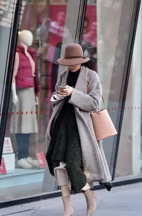 6厘米藕荷色尖头细跟短靴,搭配双层连衣裙,色彩不一样