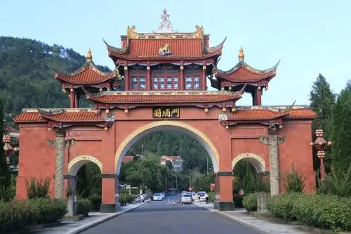 国酒门天下第一瓶茅台夜景茅台夜景茅台夜景重点是在茅台镇,你可以品