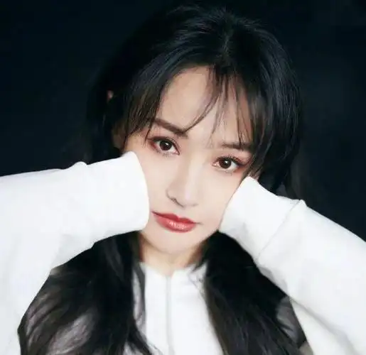 郑爽近照曝光穿名牌染黄发似精神小妹欠债千万还能如此潇洒