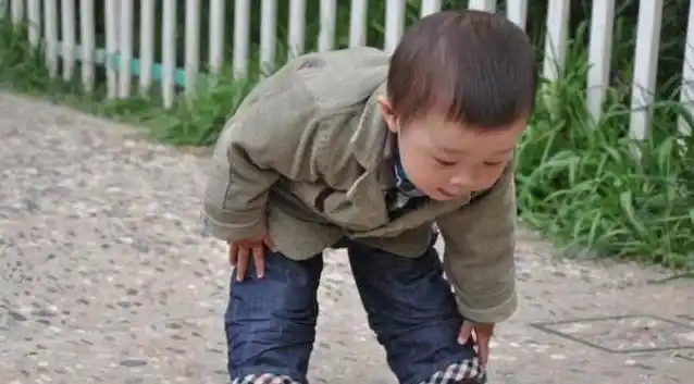 医生怒斥: 父母们别再愚昧无知, 否则孩子都成了驼背的"小老头"