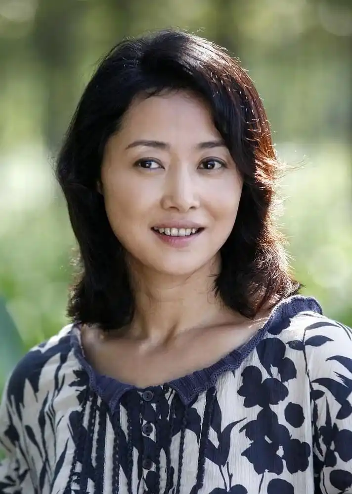 刘蓓太大胆了,一把年纪了穿的也敢穿带洞的衣服,还挺高级的