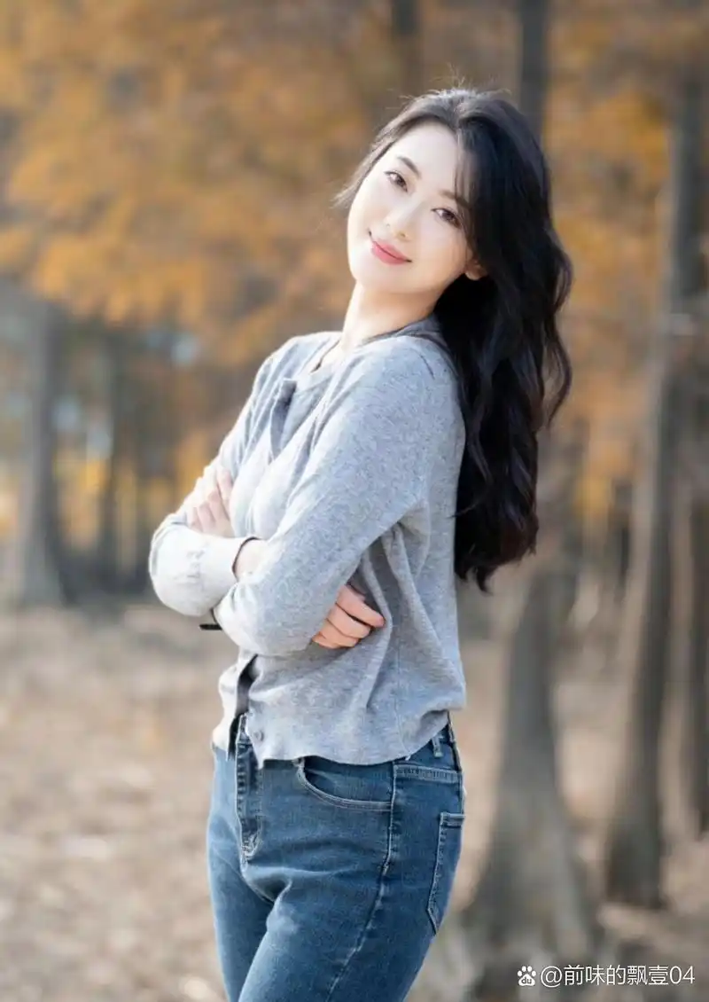 秋日森林里的温柔女郎,浅笑倩兮,美目盼兮.