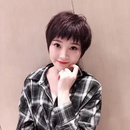 50-60岁的女士依然优雅,几款好看的短发造型,修饰脸型更大方