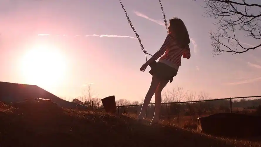 秋千,女孩,背影,离别终会相见,非主流壁纸