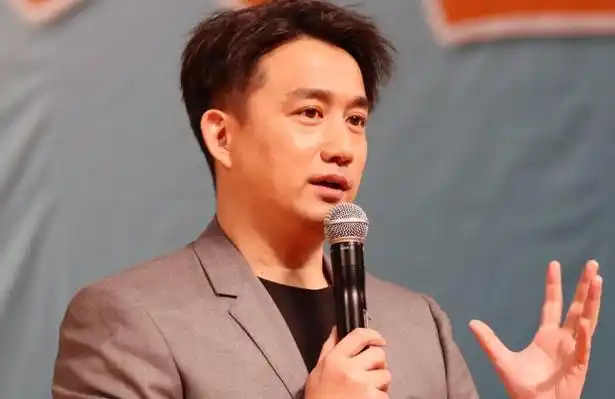 回顾黄磊人到中年想要平稳戏路生三胎原本是想凑齐三朵金花