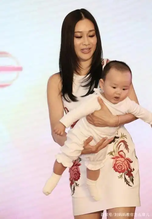 49岁钟丽缇向婆婆承诺生四胎,姐弟恋不容易,祝福她早日达成心愿