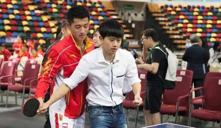 张继科复出了,与小孩合影显苍老,负面新闻,是他挥之不去的困扰_景甜