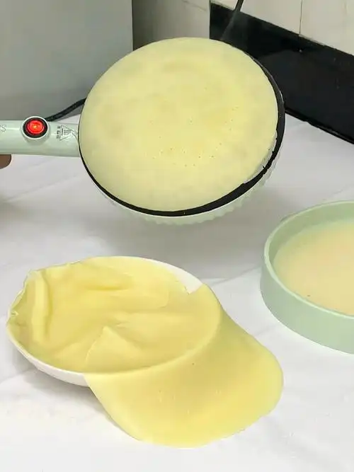 倒一点点油搅拌03将薄饼机预热一下后蘸取面糊,一分钟即可成饼～家