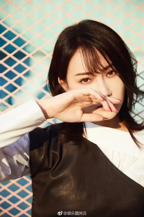 林鹏亲身示范熟女如何走酷帅风.有几何感的白衬衫凸显个性