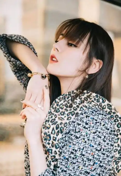 假发假臀假身高,看了明星的真实一面,网友:我的颜值焦虑治好了