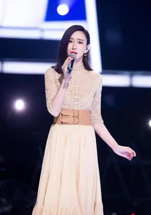 42岁胡静穿衣高级一袭杏色长裙凸显高挑身材阔太气质藏不住