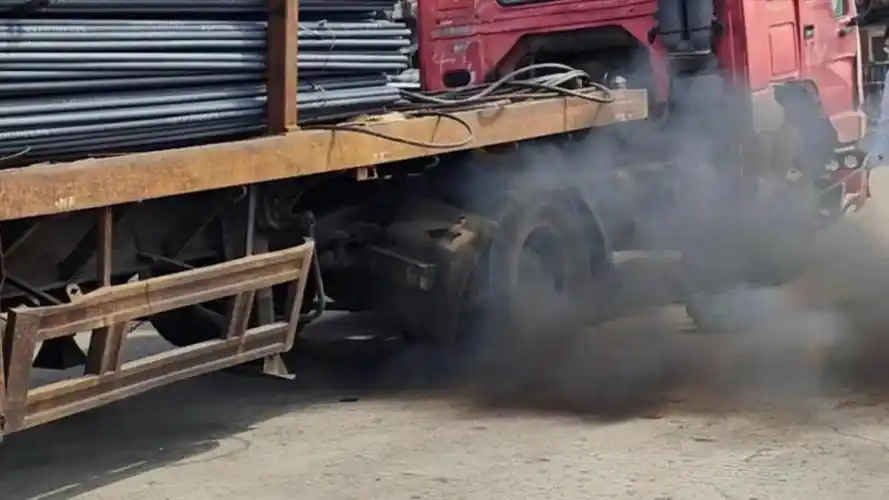 日,督察组现场督察发现,宝山区佰隆码头使用报废柴油货车进行内部运输