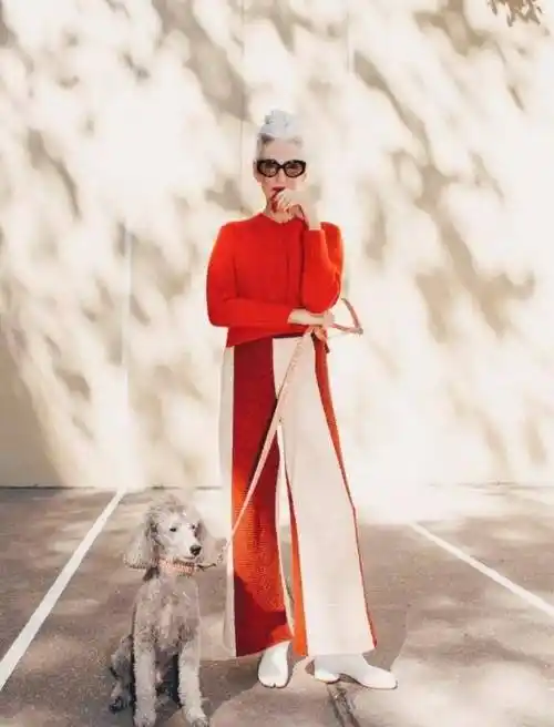 国外70岁的"最美奶奶"爆红 时髦搭配成经典 迟暮之年的逆袭_风格_时尚